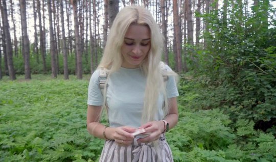 Русская согласилась отсосать в лесу пикаперу толстый член перед включе...