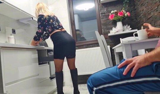 В домашнем порно видео мамка испытывает яркий оргазм...