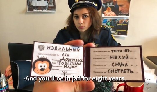 Русская пародия о страстных буднях очаровательной полицейской в форме